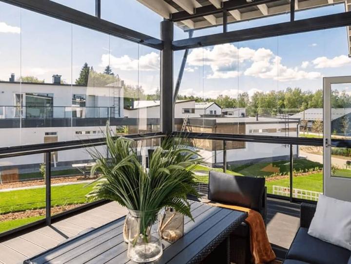 Amenajare living cu dining designuri clasice sau moderne - colt de balcon, masa cu ferigi, geamuri mari, vedere spre exterior