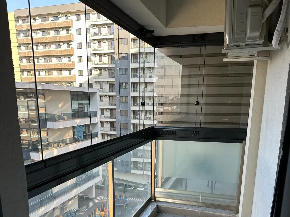 Balcon închis cu sticlă glisantă în București