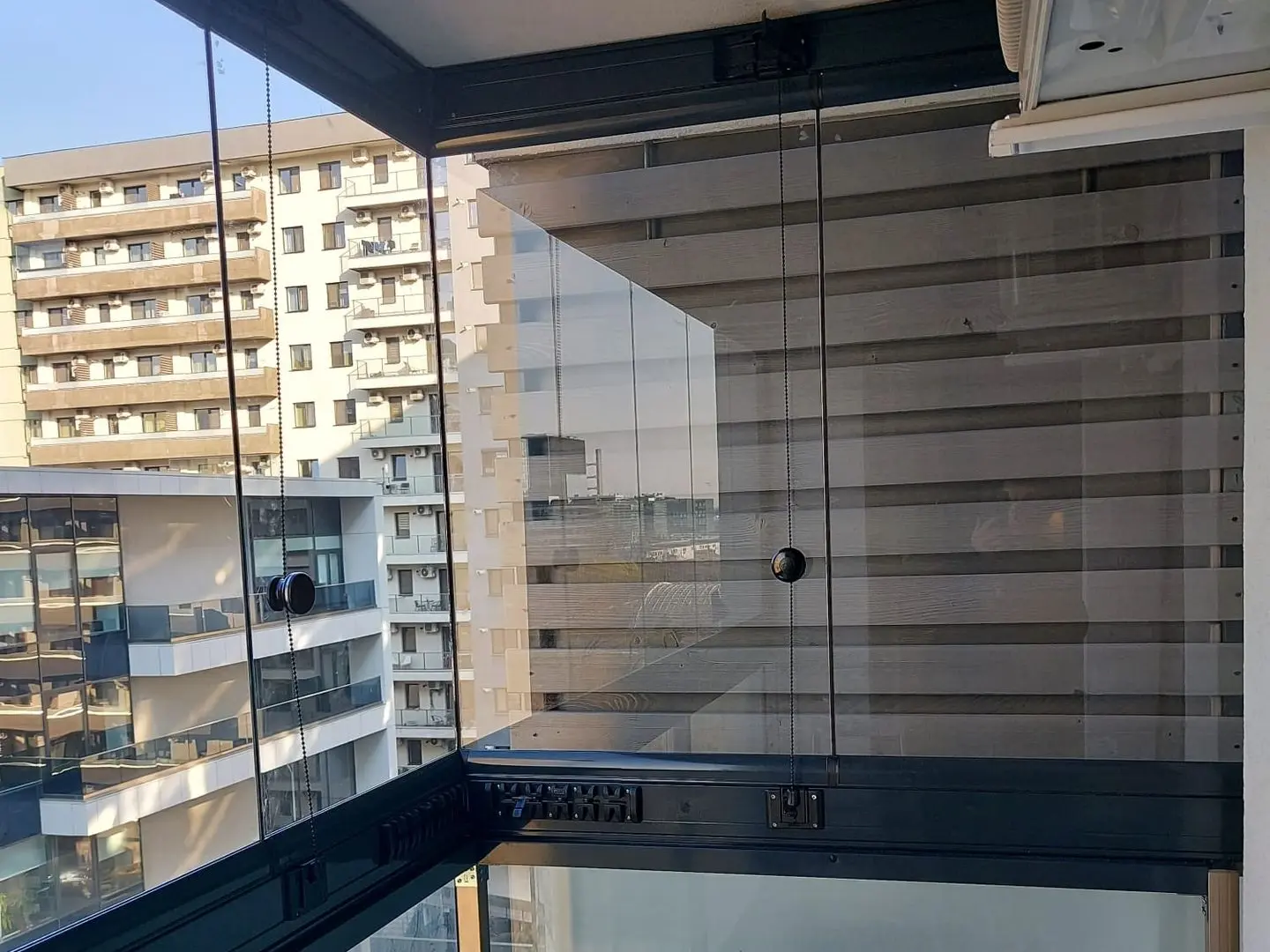 Balcon închis cu sticlă glisantă în București