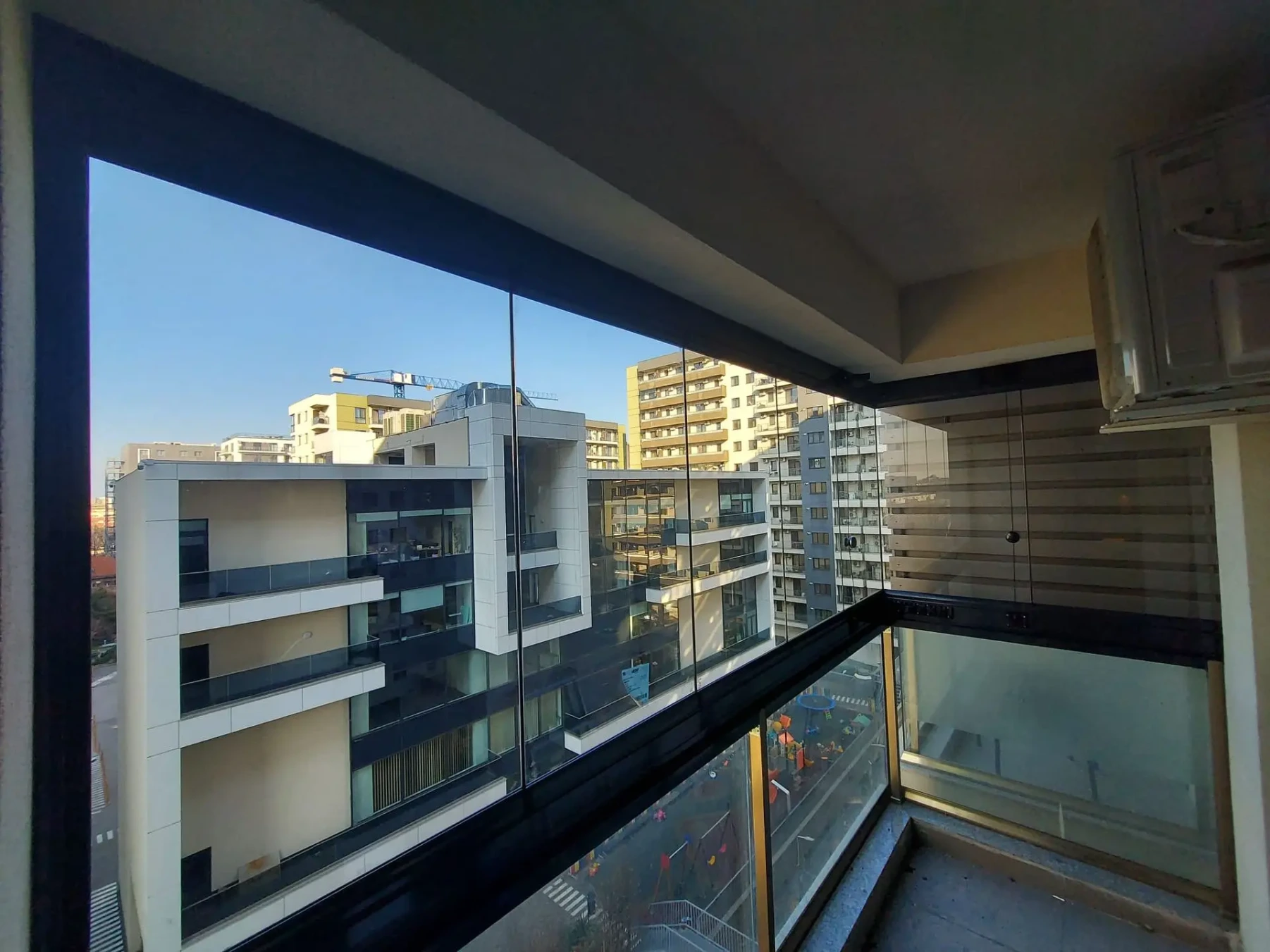 Balcon închis cu sticlă glisantă în București