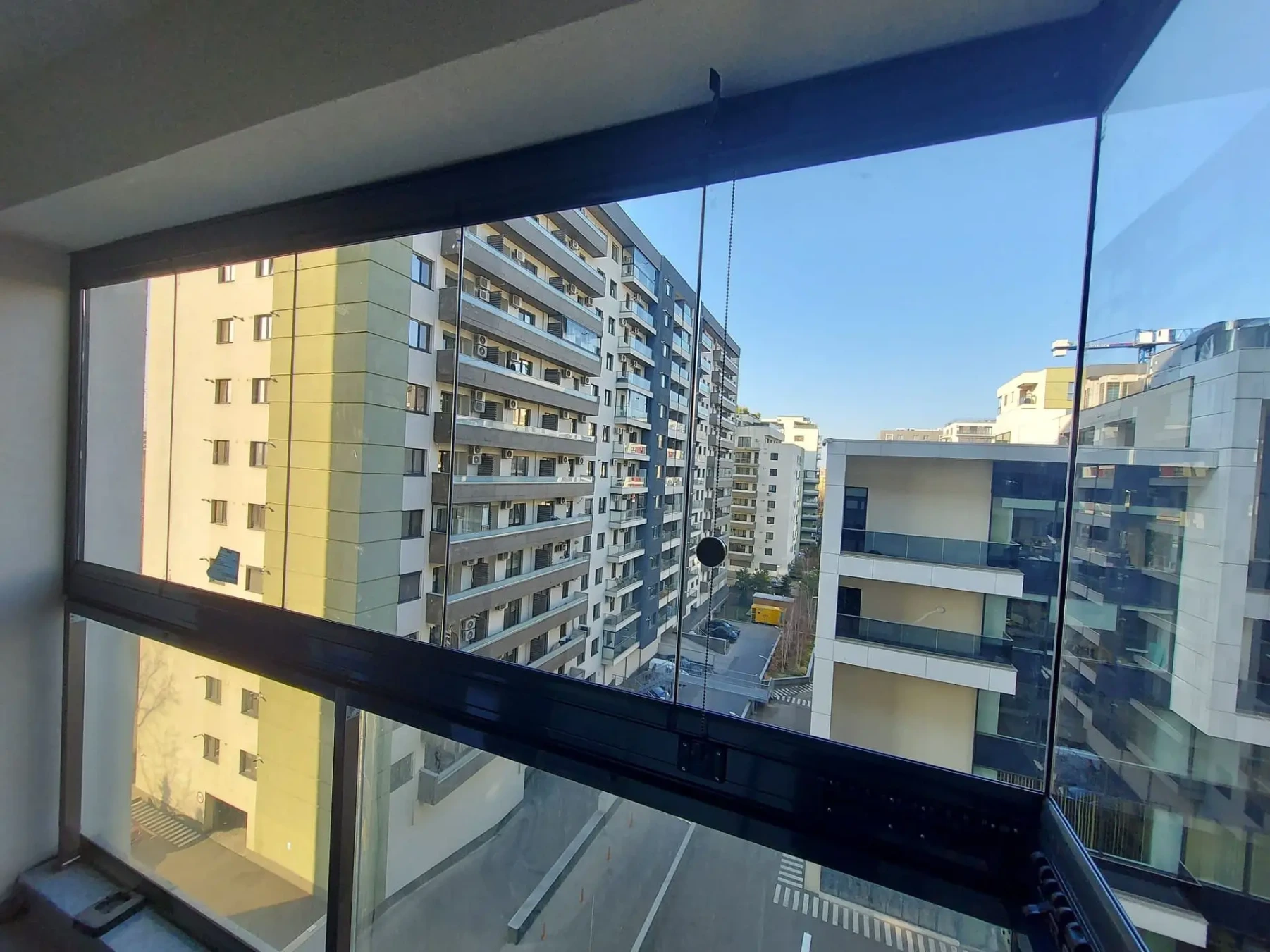 Balcon închis cu sticlă glisantă în București