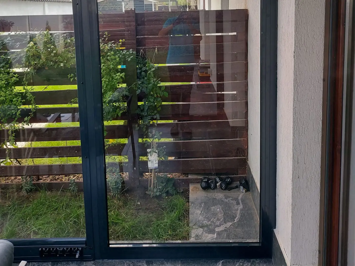 Terasă protejată cu acoperiș de sticlă și închideri glisante în București