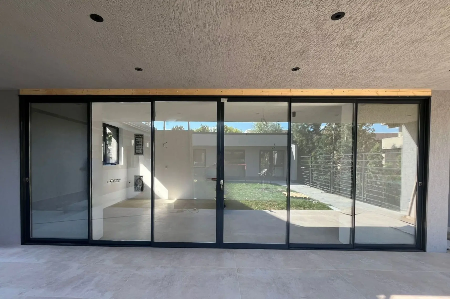 Terasă închisă cu sticlă termoizolantă în București