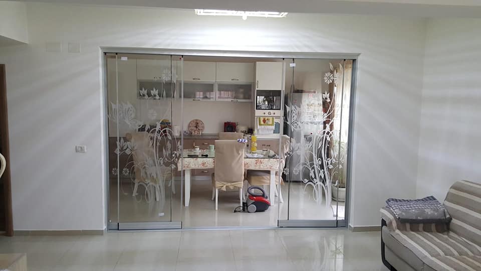 Compartimentare interioară cu sticlă