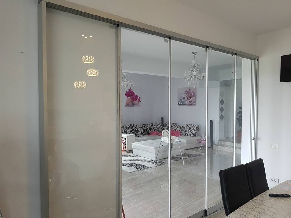 Compartimentare interioară cu sticlă