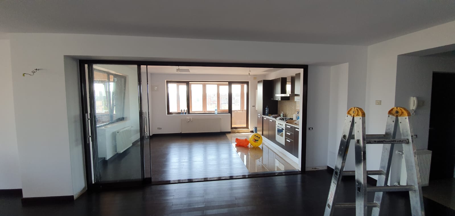 Compartimentare interioară cu sticlă