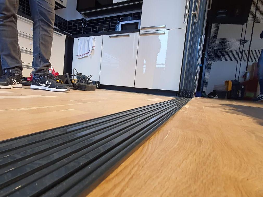 Compartimentare interioară cu sticlă