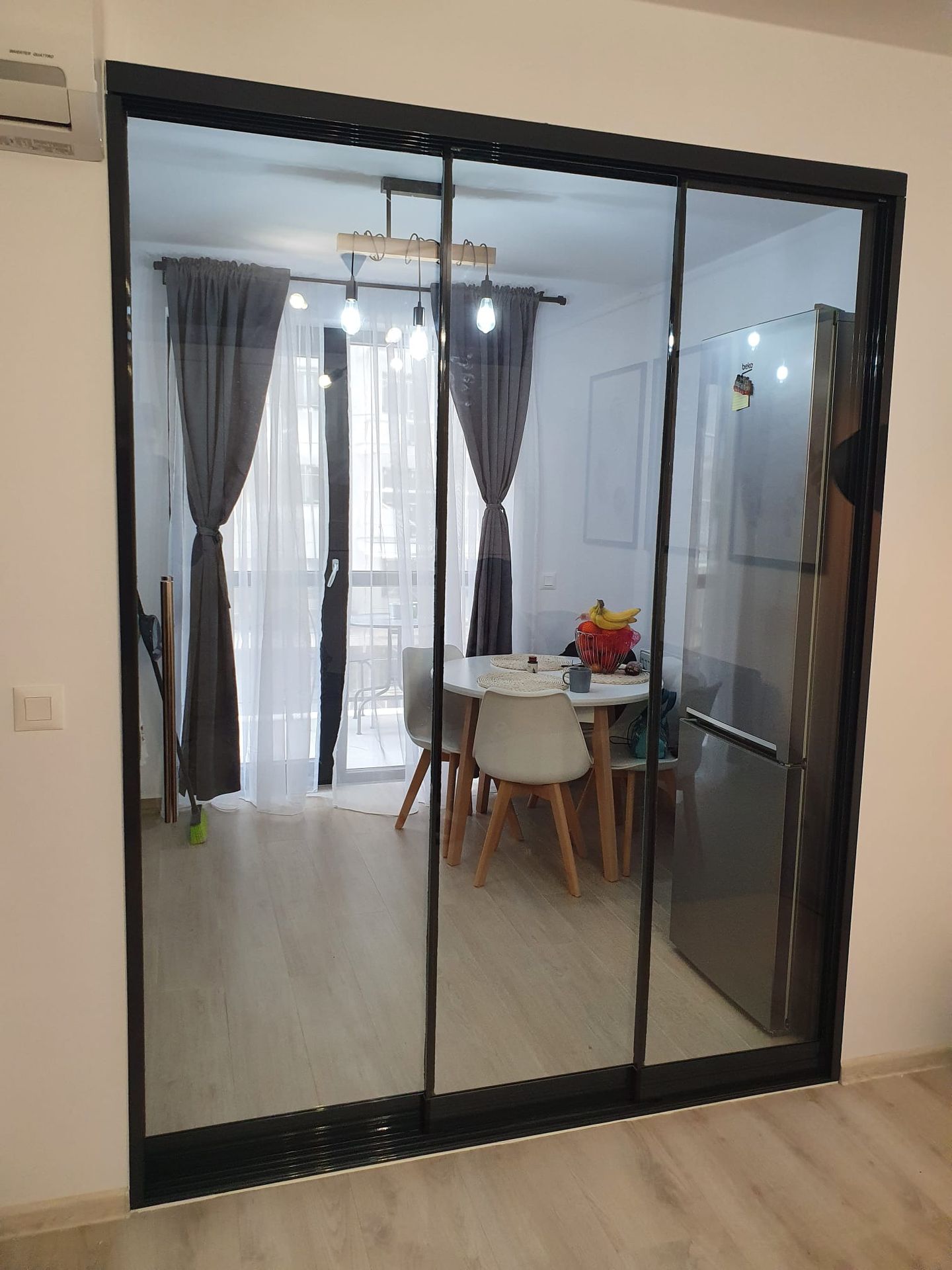 Compartimentare interioară cu sticlă