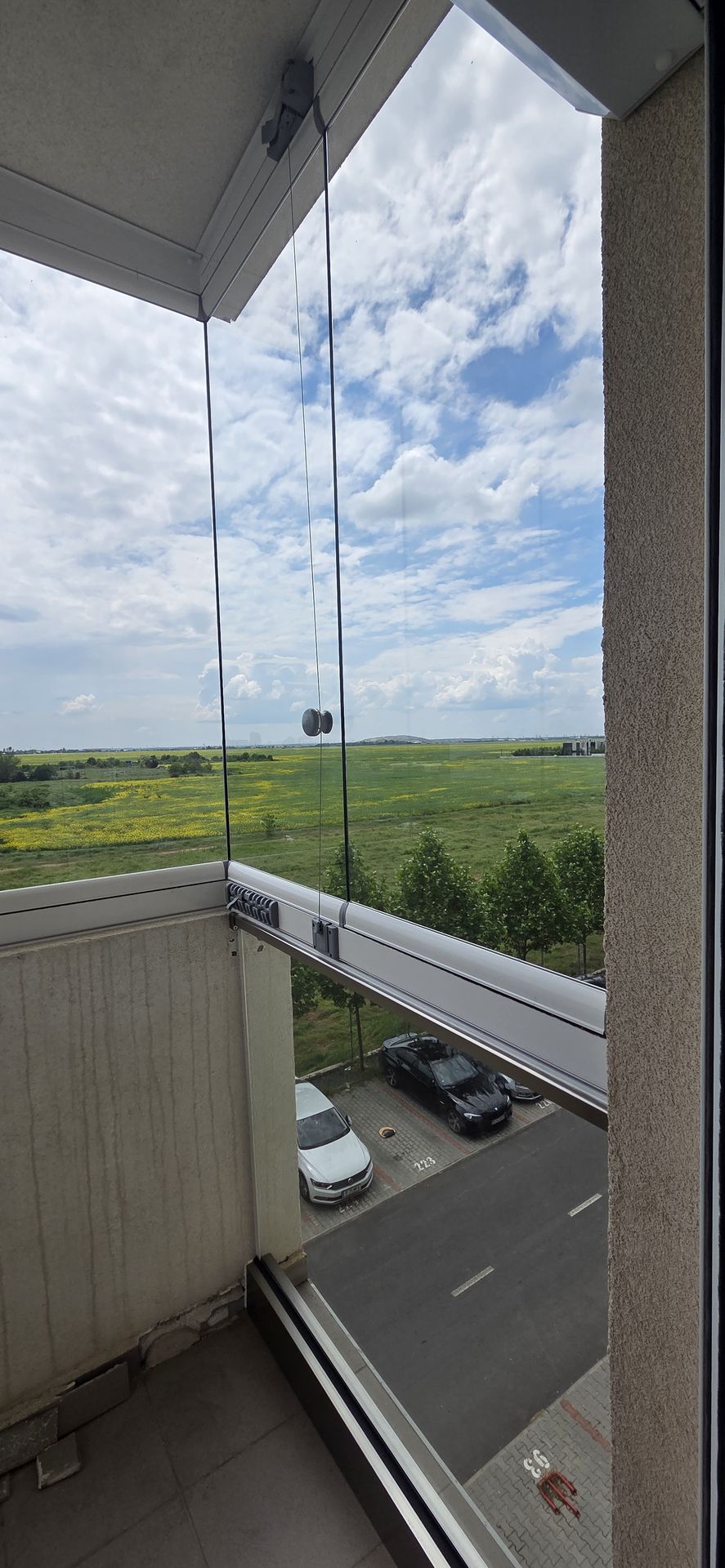 Balcon în U închis cu Valedo BKS — vedere laterală sistem montat