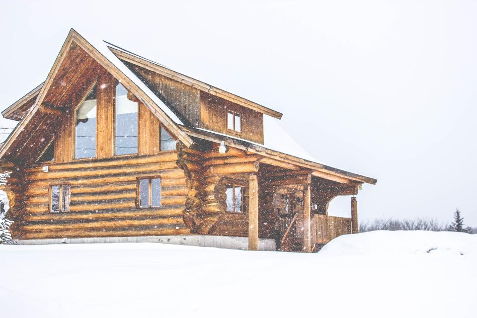 Amenajari de cabane la munte, pentru iarna - cabana din lemn, ceata, zapada asternuta