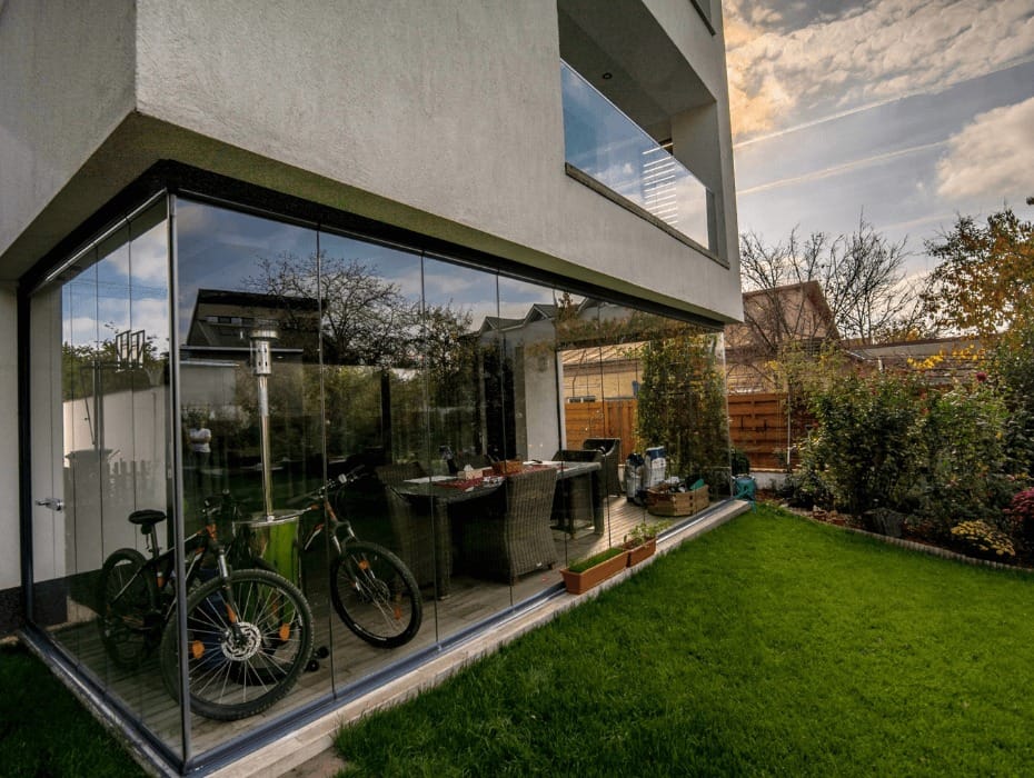 Proiectul unei case in stil scandinav - particularitati in amenajare - colt de casa moderna, terasa inchisa la parter, biciclete depozitate in interior