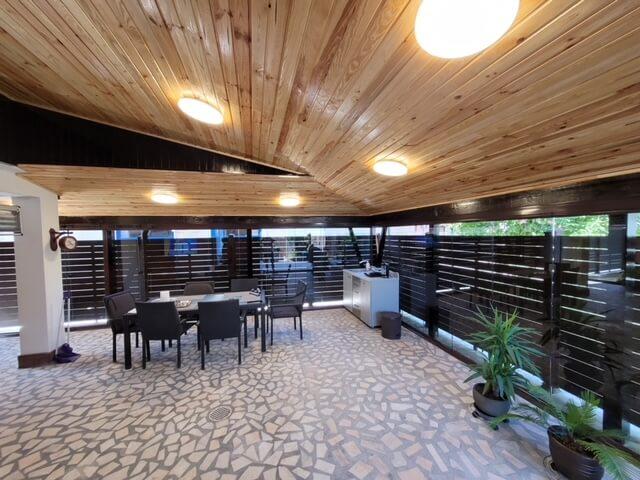 Amenajare living si dining idei de organizare inteligenta a spatiului - terasa inchisa cu lemn si sticla, pardoseala piatra, tavan lemn