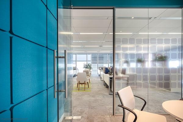 Amenajare birou firma - interior corporate cu sistem culisant pentru compartimentari interioare