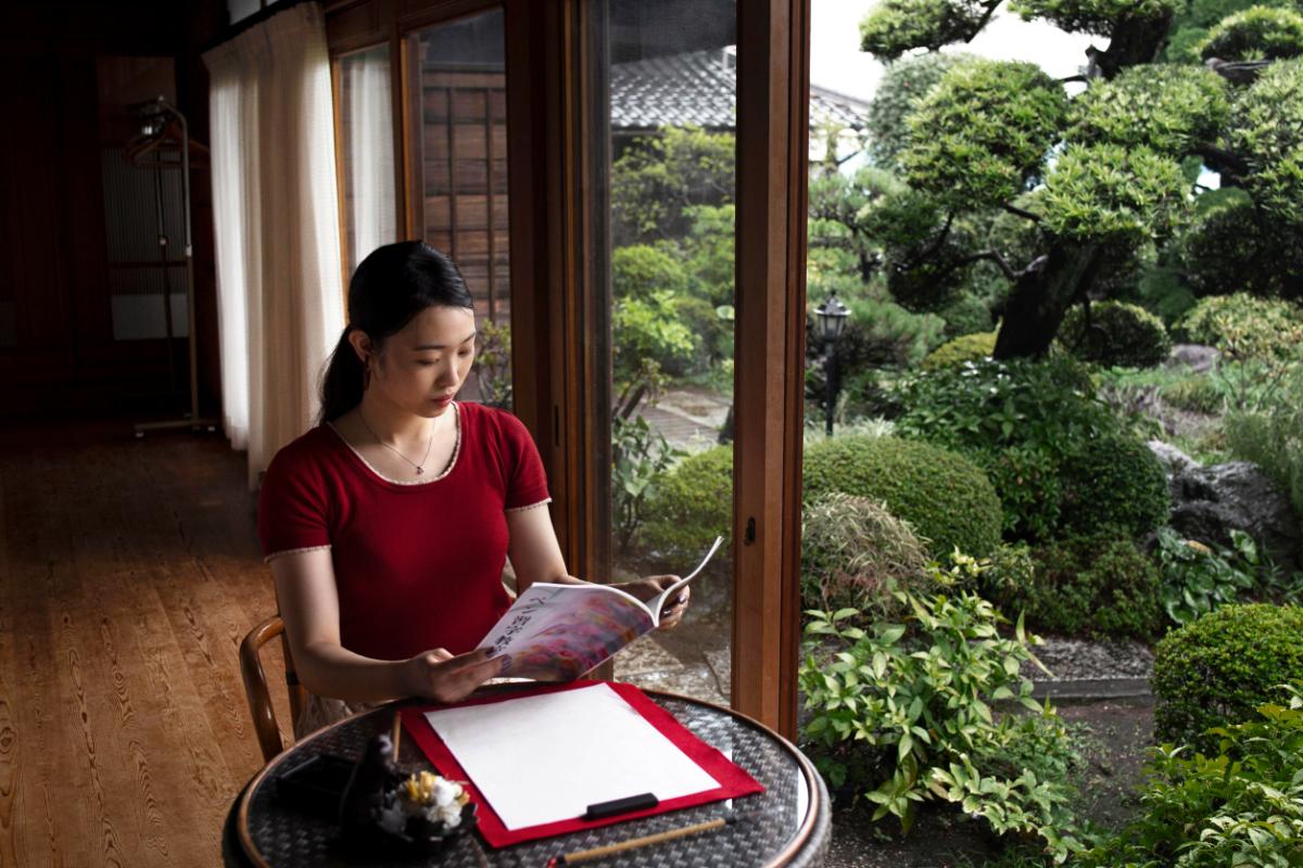 Case in stil japonez idei de amenajare - femeie, masa, hartie, copaci