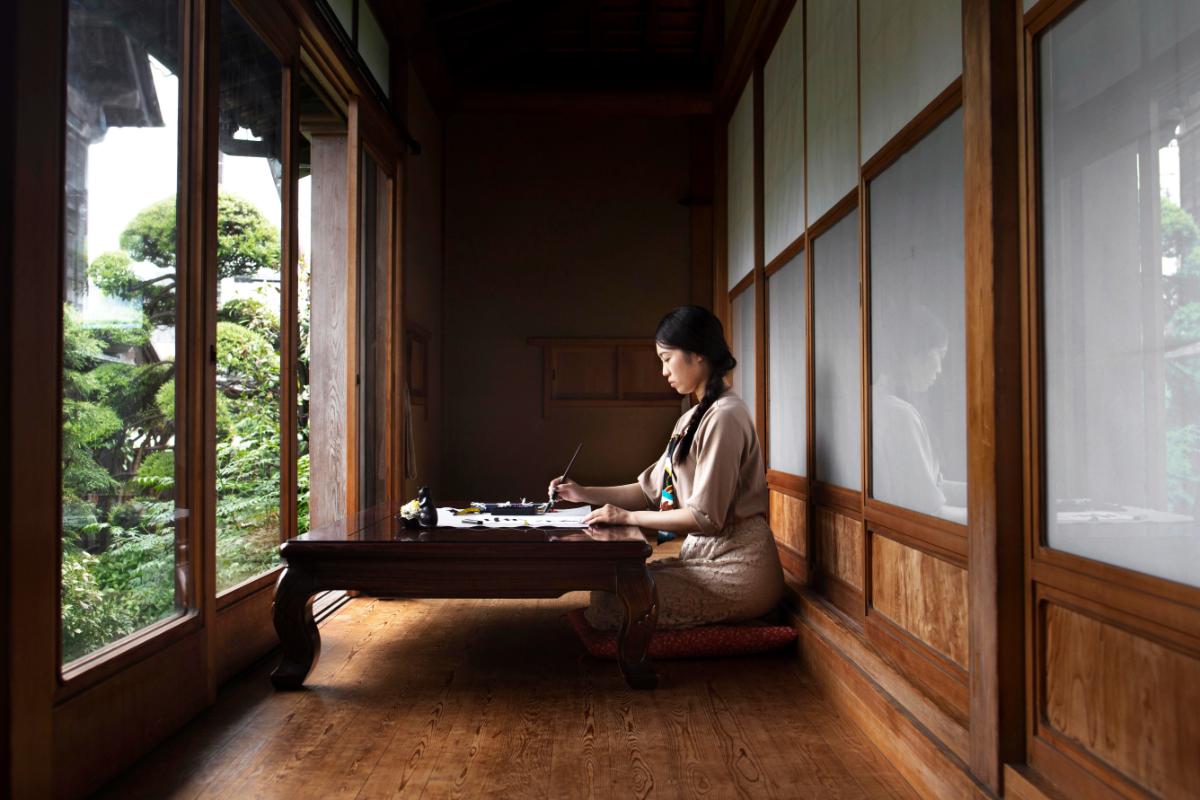 Proiect de casa in stil japonez linii directoare in arhitectura - femeie, masa, ferestre