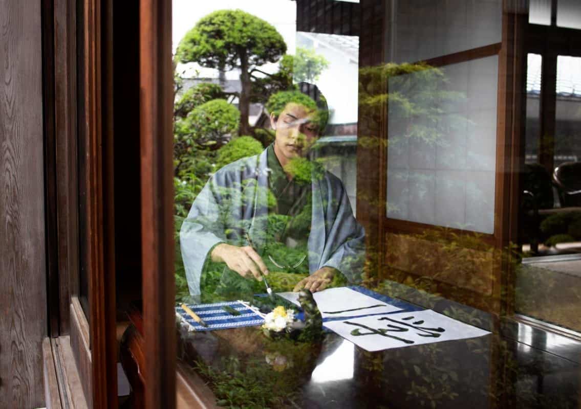 Proiect de casa in stil japonez linii directoare in arhitectura - sticla, barbat