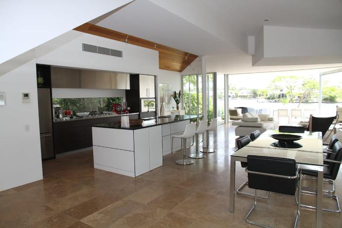 Casa minimalista moderna interior compartimentat cu sticla (3)