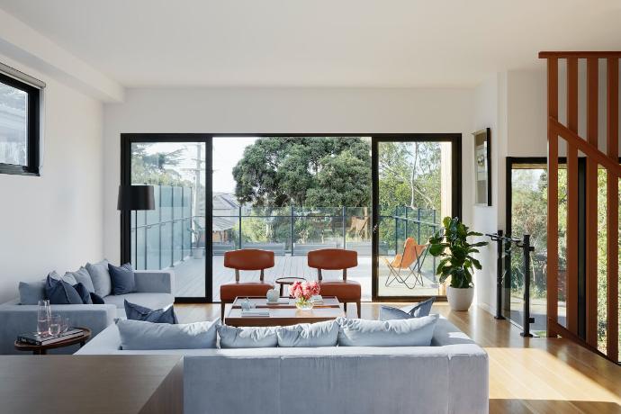 Casa minimalista moderna interior compartimentat cu sticla (2)