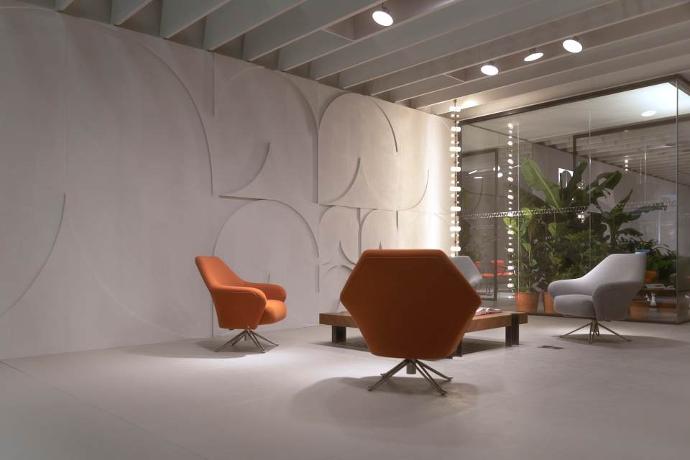 Design interior de lux datorită compartimentarii cu sticlă - încăpere cu pereți albi, un design arhitectural abstract și fotolii portocalii