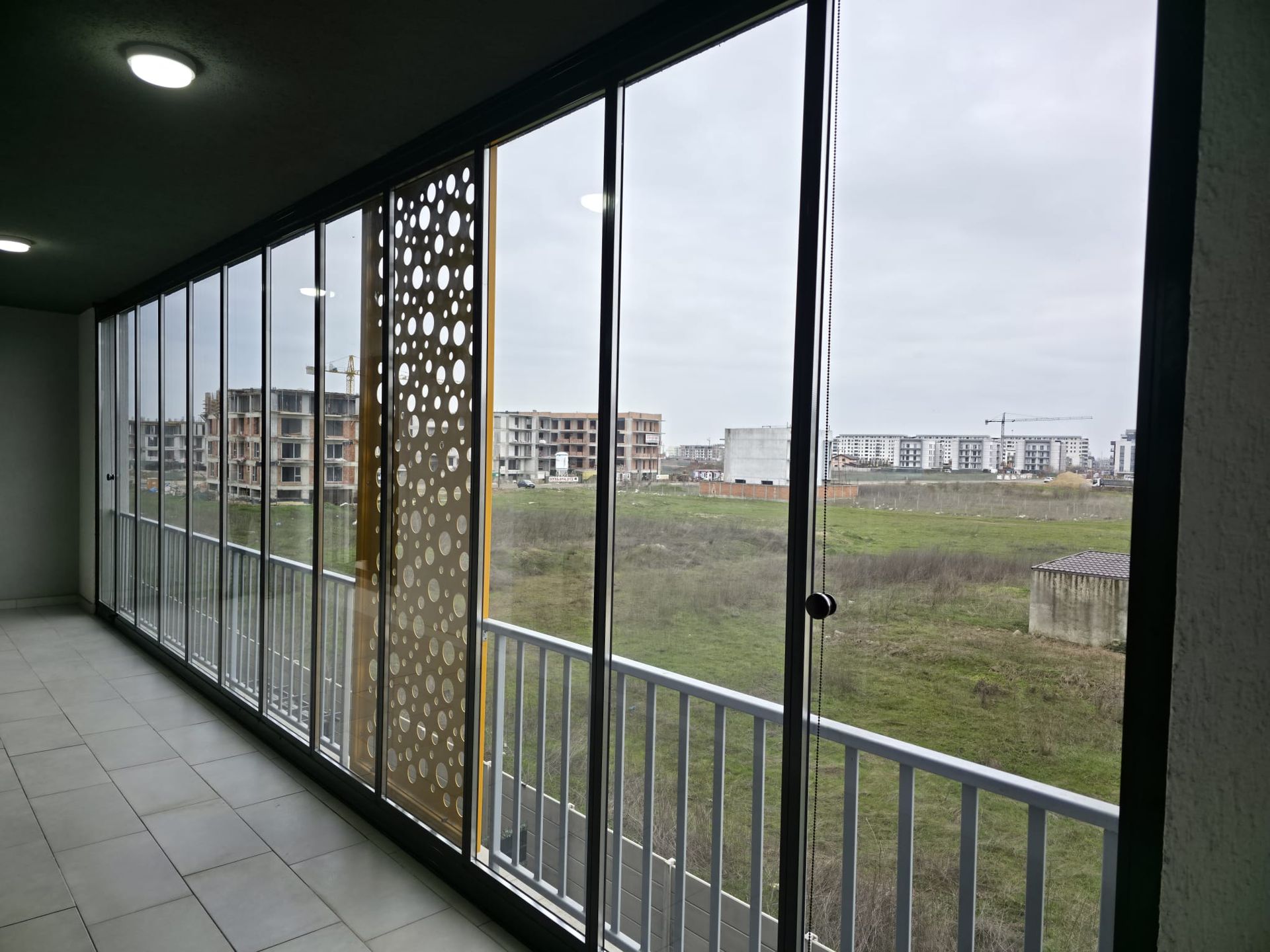 Balcon închis cu Valedo ICS în București — vedere exterioară