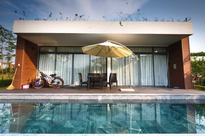 Casa in stil mediteranean - casa cu piscina, biciclete, masuta cu scaune si umbrela