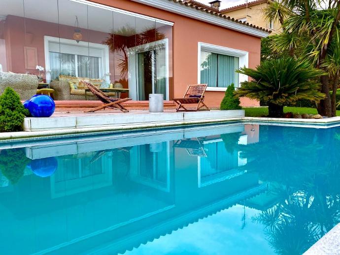Casa stil mediteranean - terasa, piscina, casa