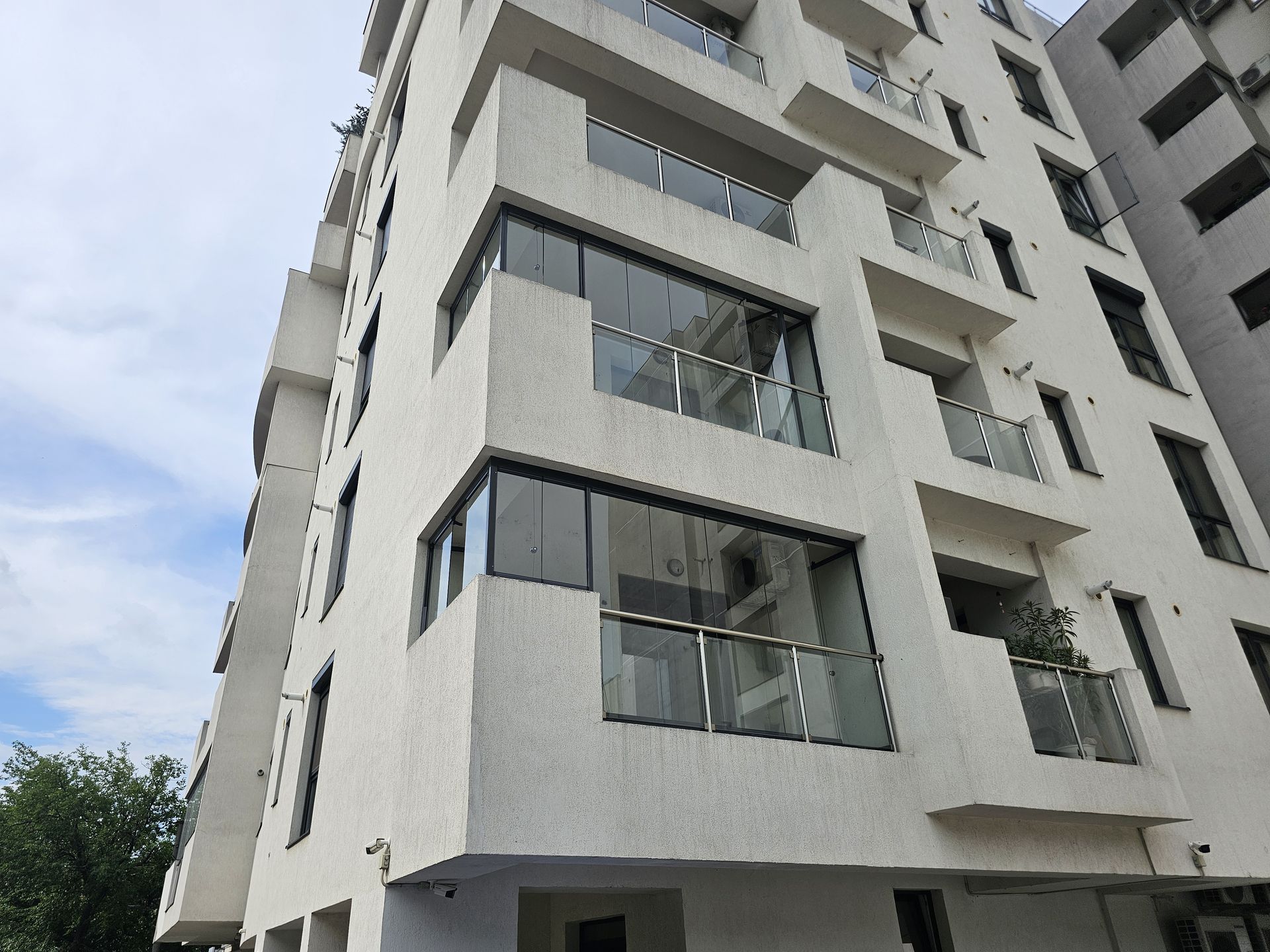 Balcon închis cu sistem glisant Valedo BKS în București - vedere de ansamblu