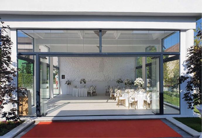 Amenajare restaurant - terasa nunta inchisa cu sticla, covor rosu la intrare