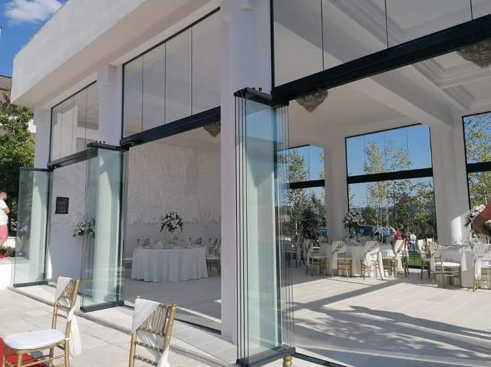 Amenajari restaurante - terasa de nunta cu sistem glisant de sticla