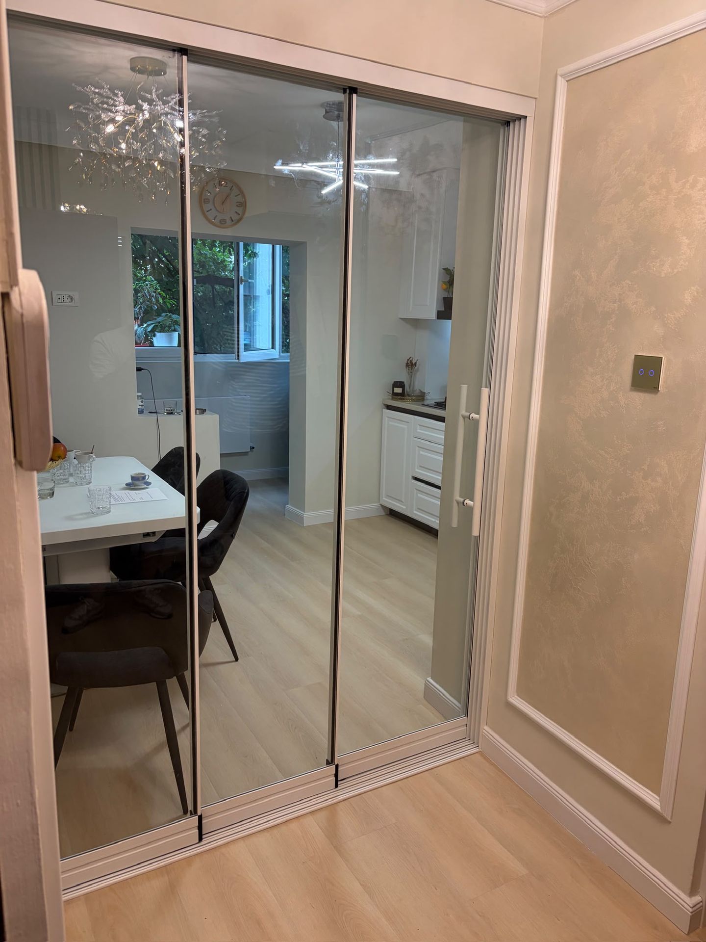Compartimentare bucătărie-living din sticlă cu Valedo Sliding în București