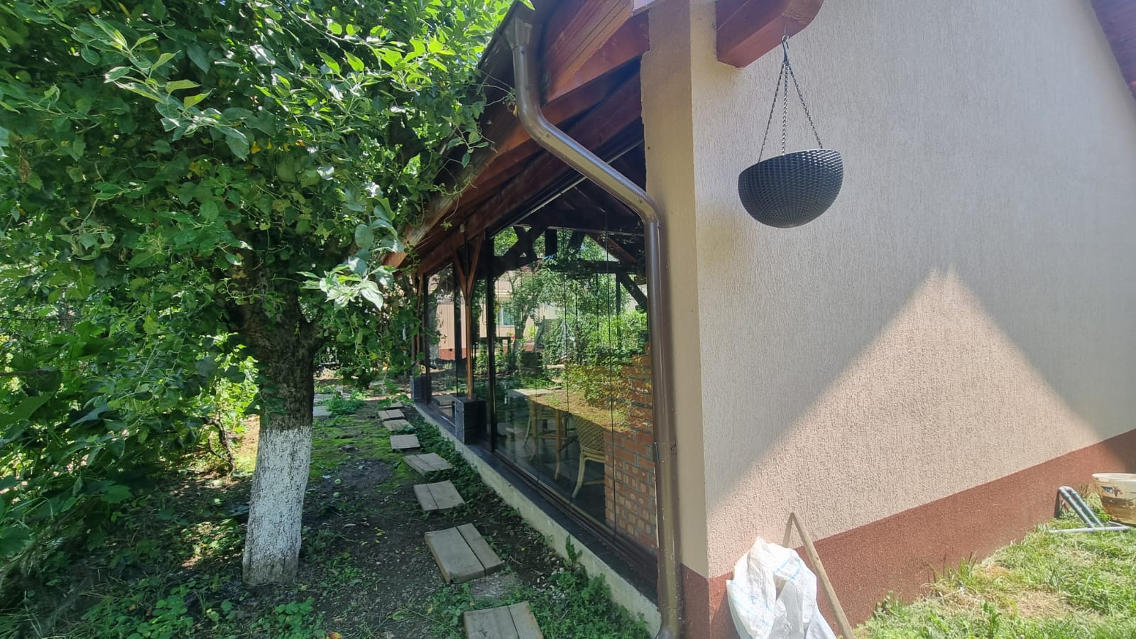Foișor din lemn închis cu sticlă cu sistemele Valedo BKS-T și Valedo Silenta, Prahova
