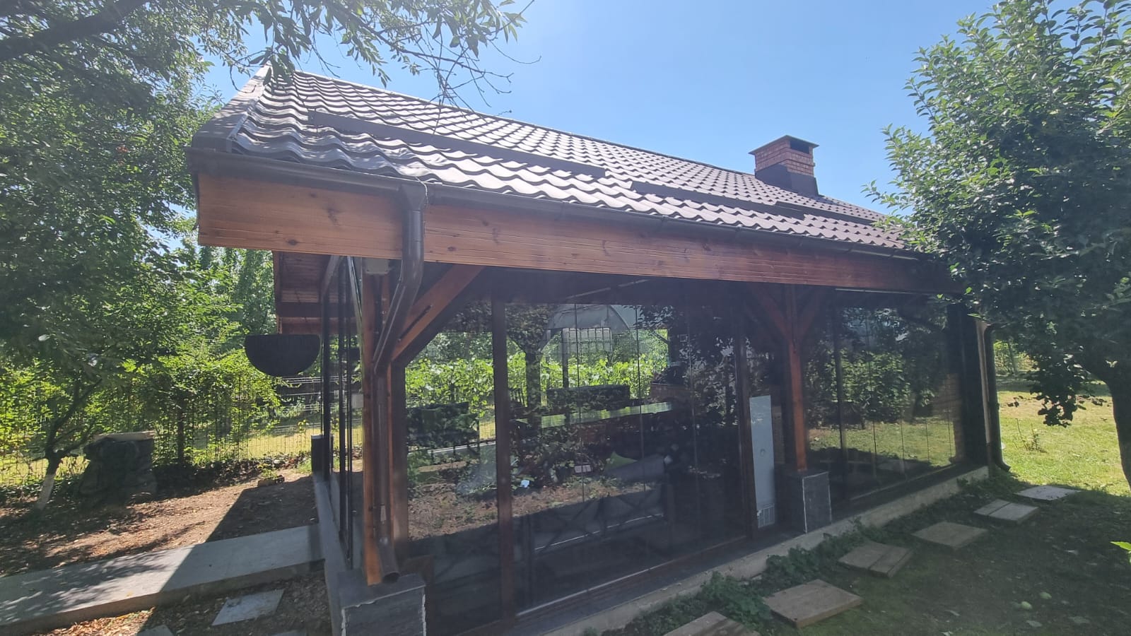 Foișor închis cu sisteme glisante Valedo, vedere din interior spre grădină