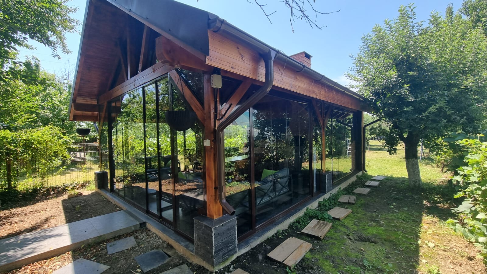 Rezultatul final al închiderii foișorului din lemn cu sticlă în Prahova