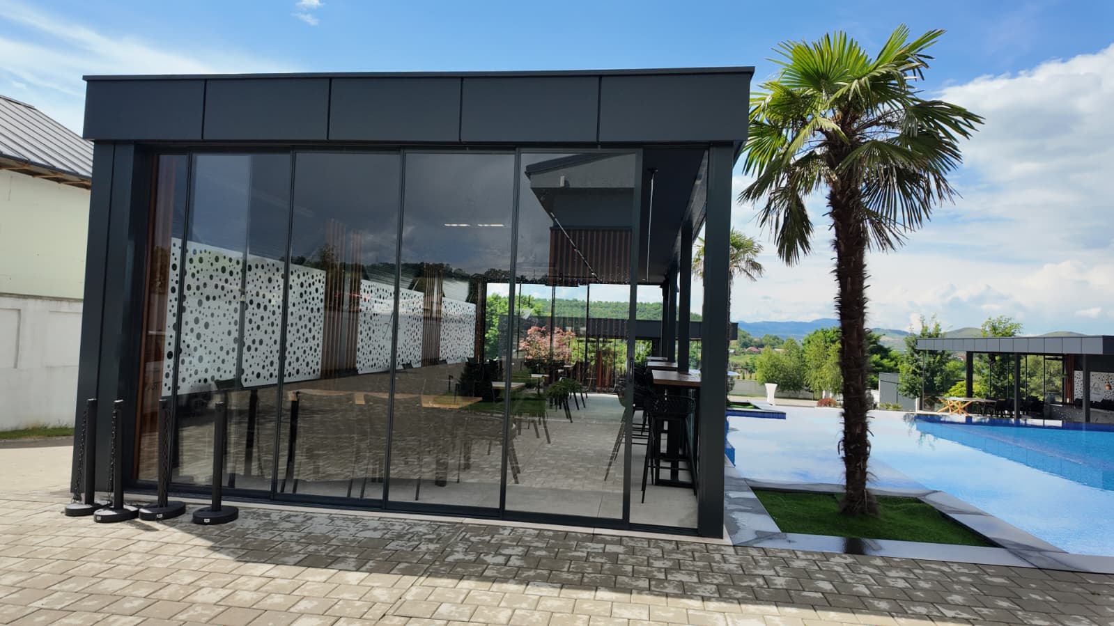 Panouri Valedo IS strânse lateral, terasă deschisă către exterior
