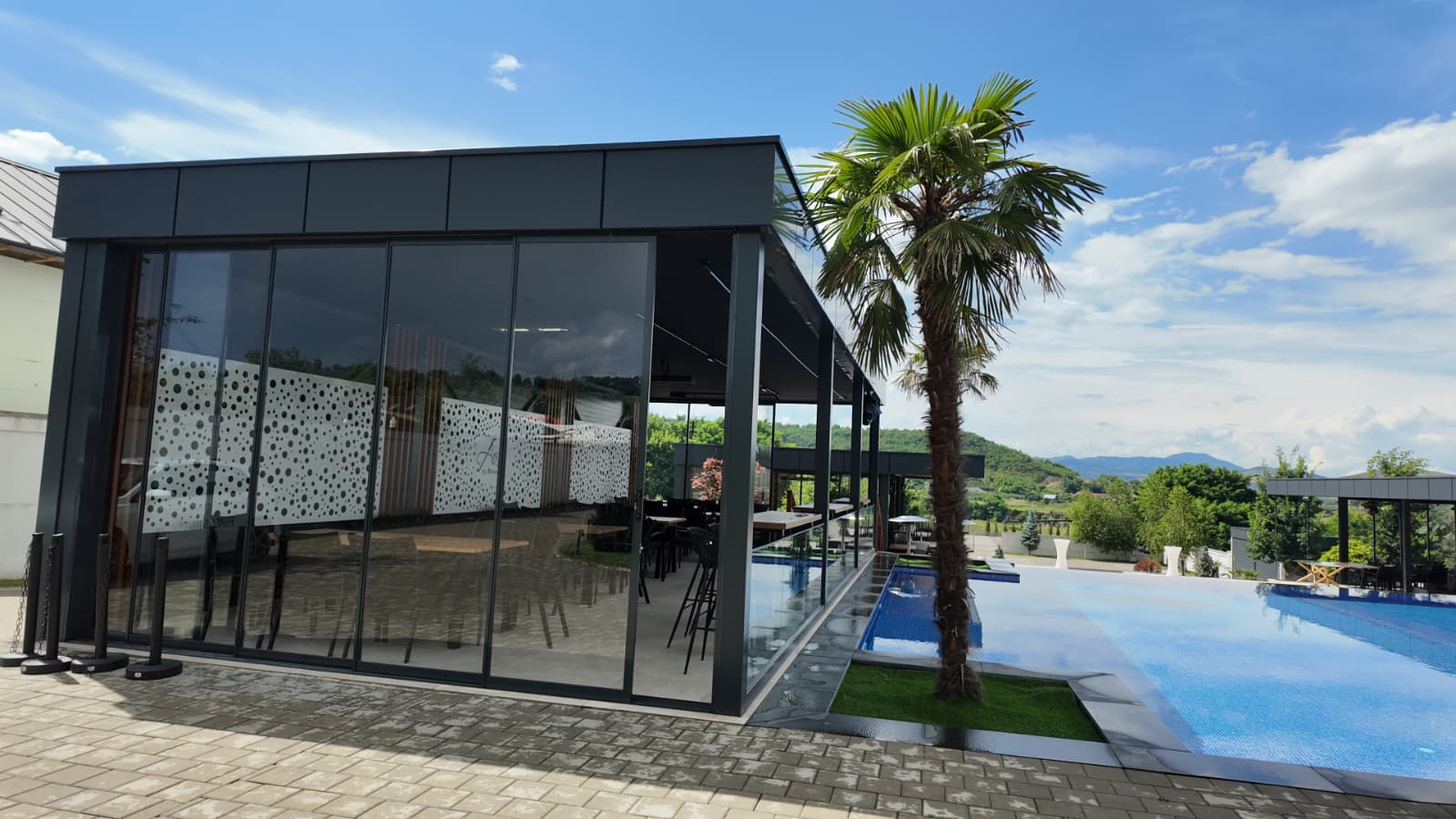 Vedere din interiorul terasei închise cu sistemul culisant Valedo IS