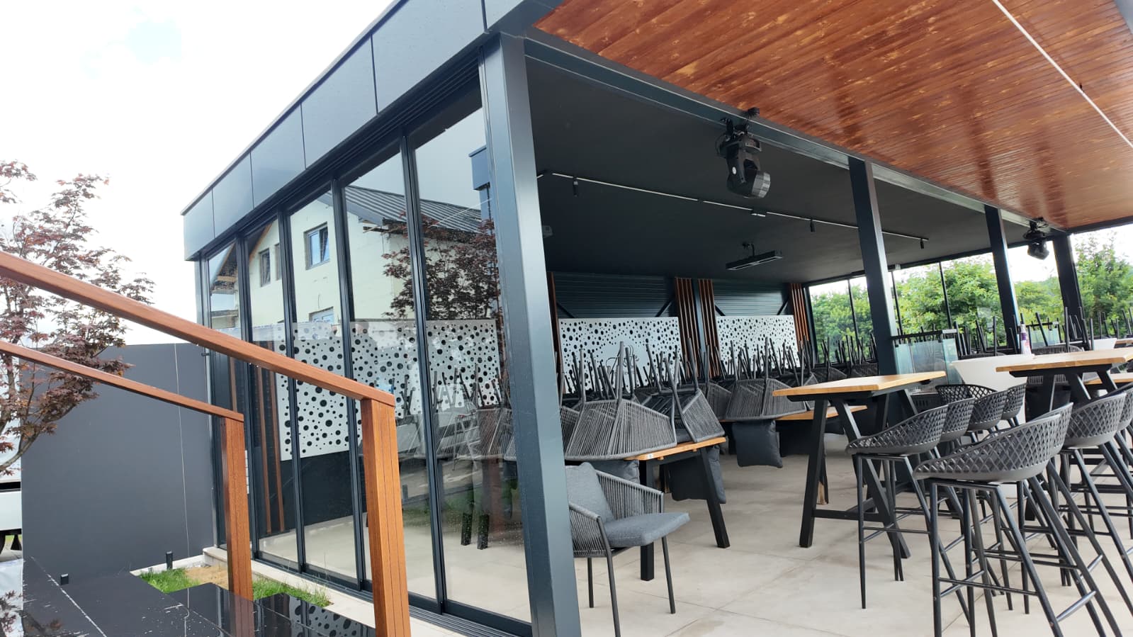 Terasă luminoasă închisă cu sistemul culisant Valedo IS în Bacău