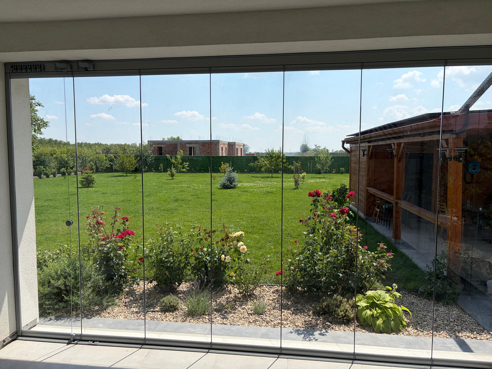 Vedere din interiorul terasei spre grădină, prin panourile transparente Valedo BKS-T