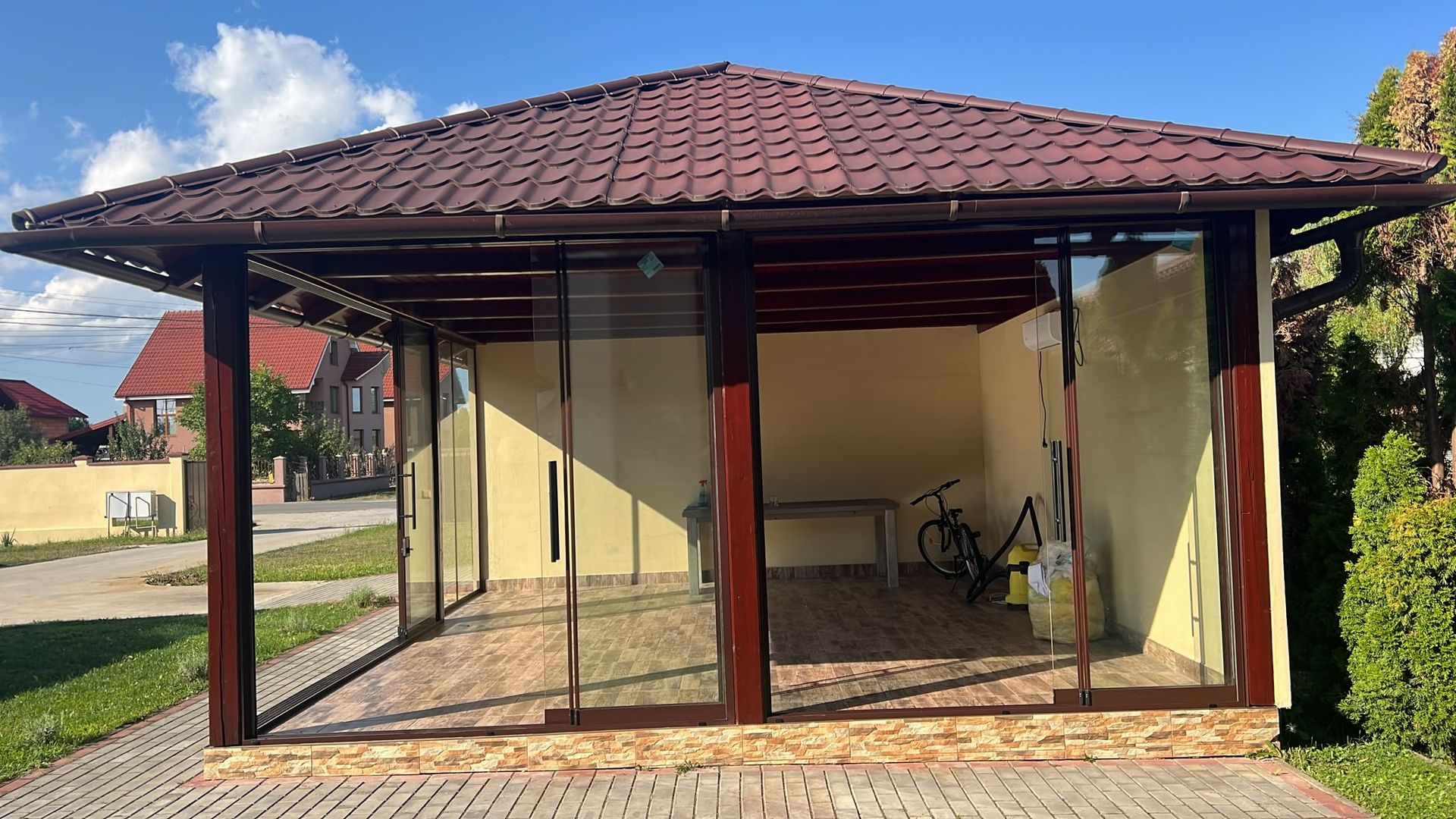 Panouri Valedo Silenta strânse lateral, foișor deschis către curte — Satu Mare
