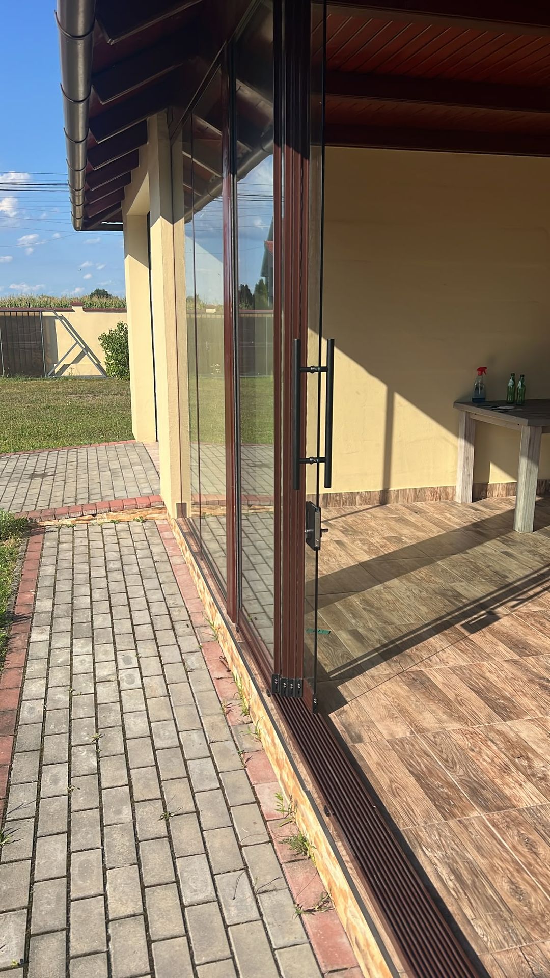 Detaliu Valedo Silenta: mâner, încuietoare, profil vertical și șina de la prag — foișor Satu Mare