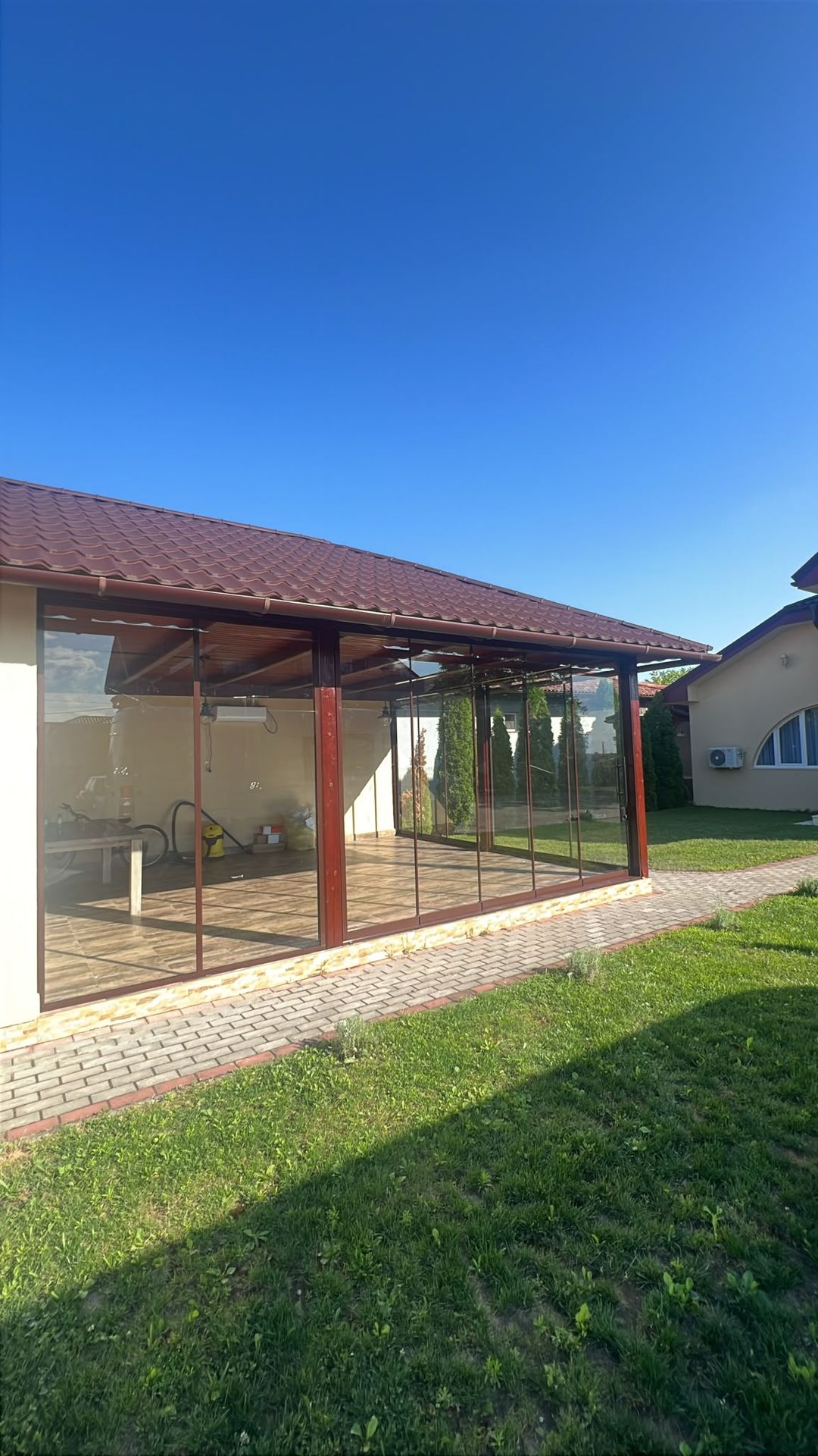 Închidere foișor cu sticlă culisantă Valedo Silenta, vedere pe lungimea laturii — Satu Mare