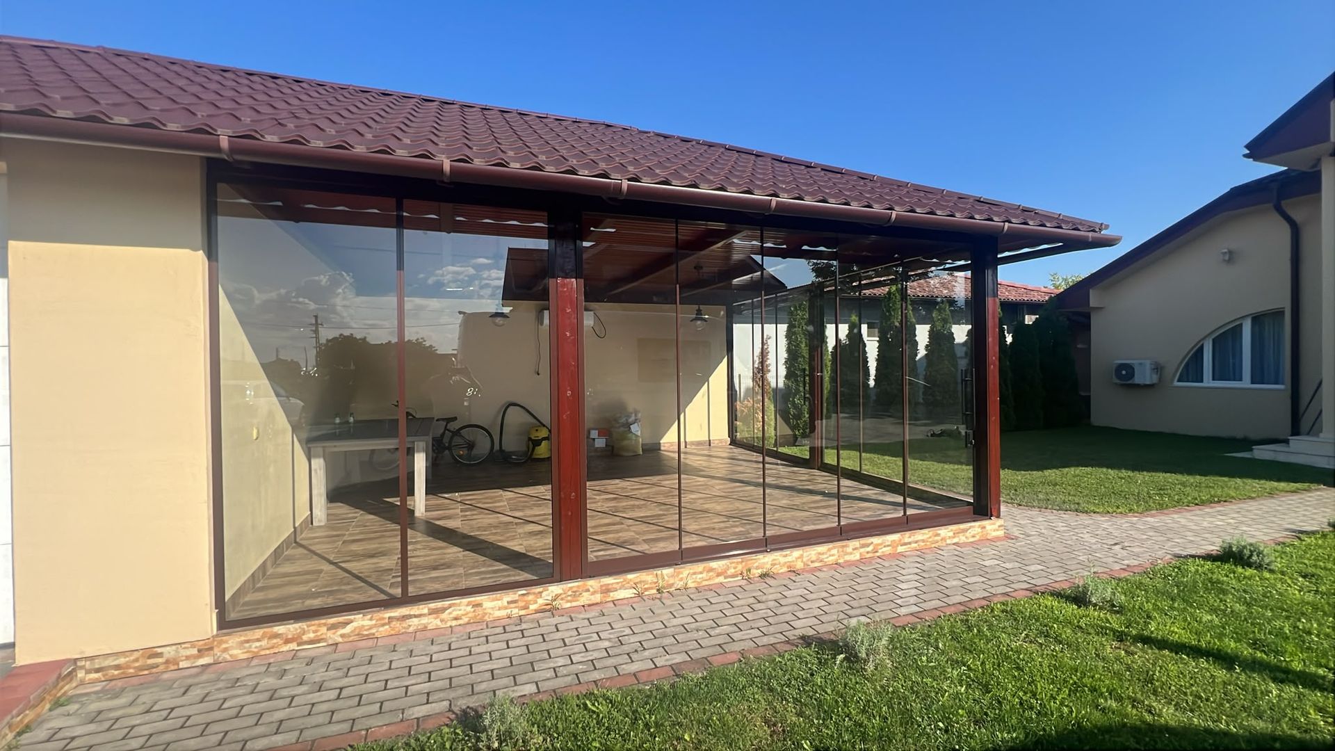 Latura dinspre casă a foișorului închis cu panouri Valedo Silenta — județul Satu Mare