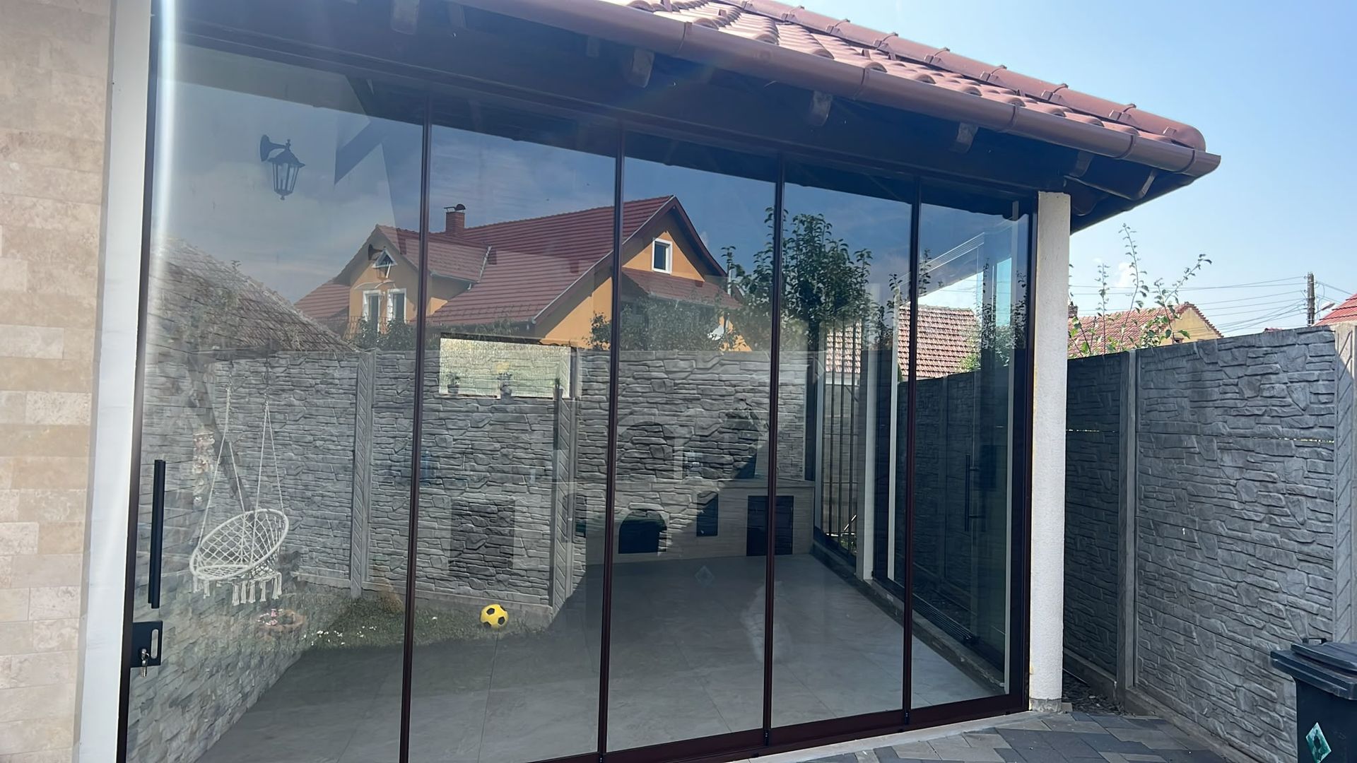 Bucătărie de vară închisă cu panouri culisante Valedo Silenta, vedere din curte — județul Satu Mare