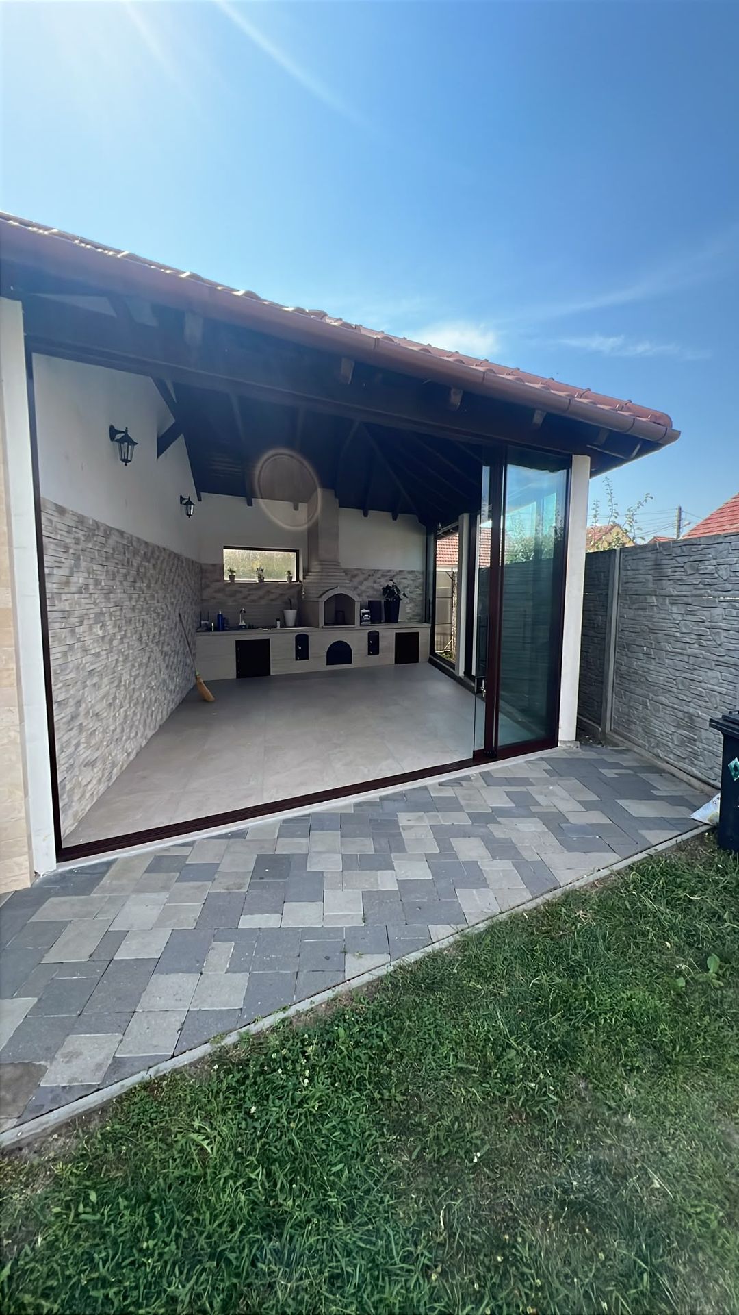 Colțul dinspre grădină cu panourile Valedo Silenta deschise, bucătărie de vară din județul Satu Mare