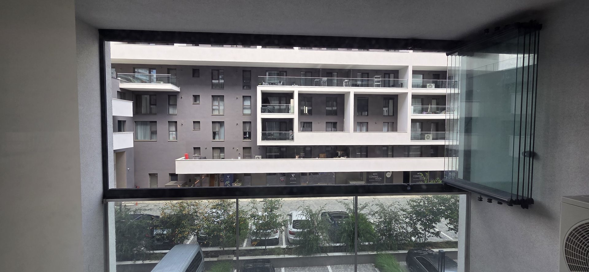 Valedo BKS deschis: panourile de sticlă glisate și strânse în pachet la dreapta, cu balconul eliberat