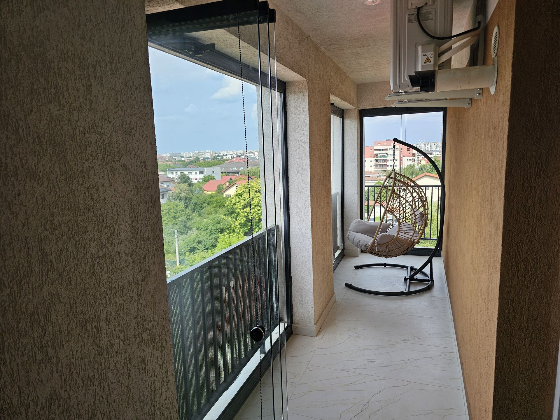 Detaliu Valedo BKS: muchia panoului de sticlă și mânerul rotund negru — balcon pe colț, București