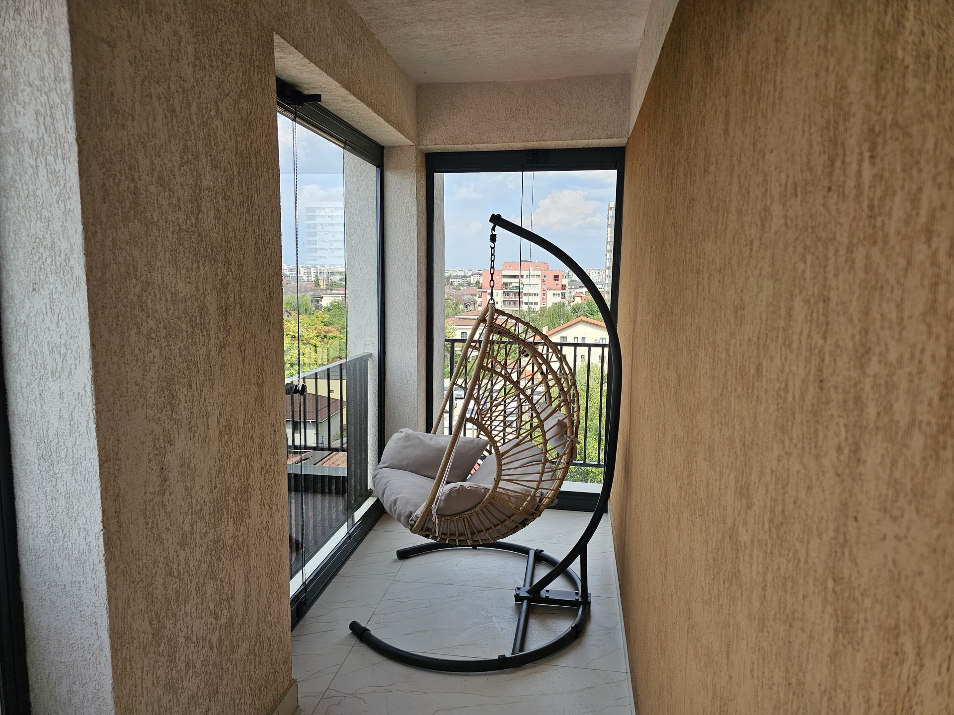 Zona de relaxare din colțul balconului închis cu Valedo BKS, încadrare largă — București