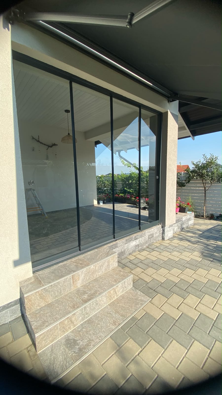 Panourile Valedo Silenta strânse lateral, deschidere completă către grădină și lac