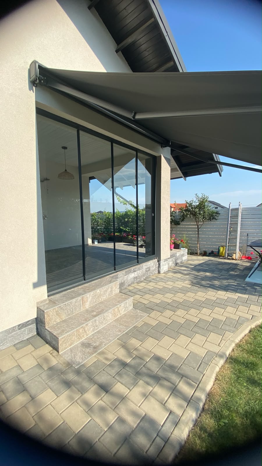 Terasă închisă cu Valedo Silenta, văzută din curte — ansamblu exterior