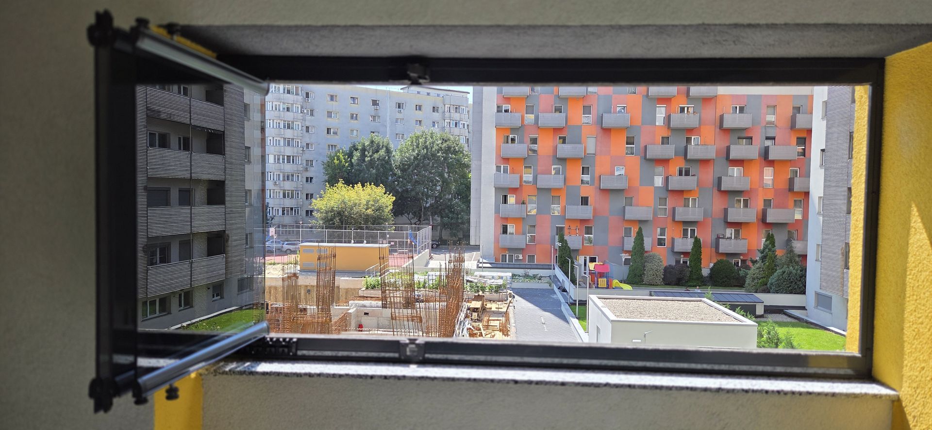 Panou Valedo BKS deschis, cu feroneria la vedere, pe un balcon de apartament din București