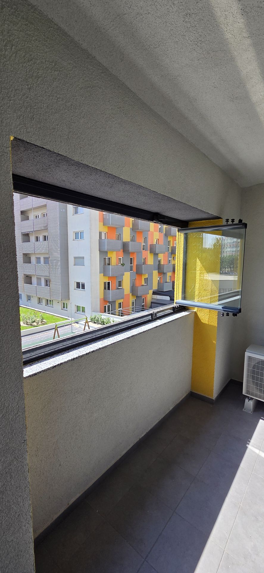 Închidere Valedo BKS pe toată lungimea balconului, cu un panou parcat la 90 de grade, București